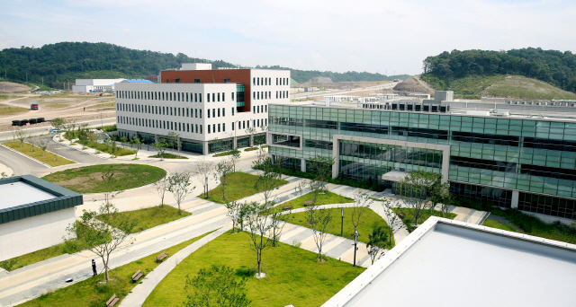 울산대학교 첨단소재공학부와 화학과가 올해 새학기부터 울산시 남구 두왕동 산학융합지구 내 산업단지 제2캠퍼스로 이전해 보다 경쟁력 있는 인재를 양성한다. /사진제공=울산대학교