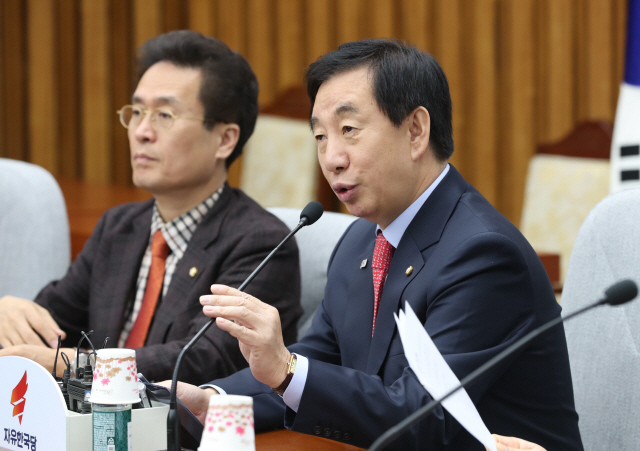 김성태(오른쪽) 자유한국당 원내대표가 9일 오전 국회에서 열린 원내대책회의에서 발언하고 있다./연합뉴스
