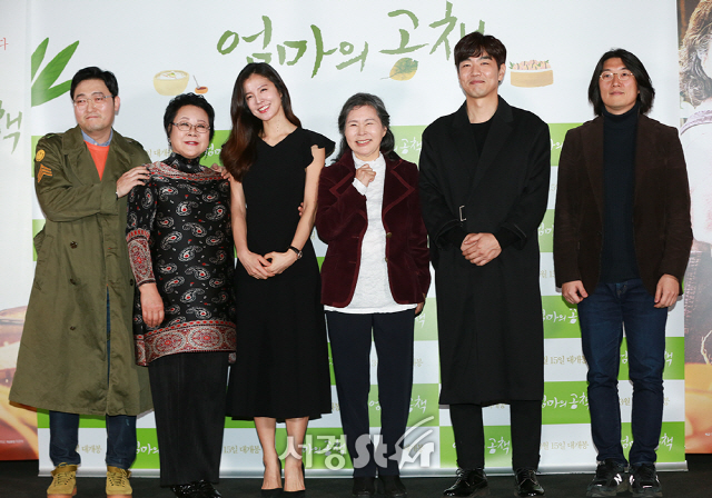 배우 이준혁, 김선화, 김성은, 이주실, 이종혁, 김성호 감독이 9일 오후 서울 용산구 CGV 용산아이파크몰에서 열린 영화 ‘엄마의 공책(감독 김성호)’ 언론시사회에 참석해 포토타임을 갖고 있다./사진=조은정 기자