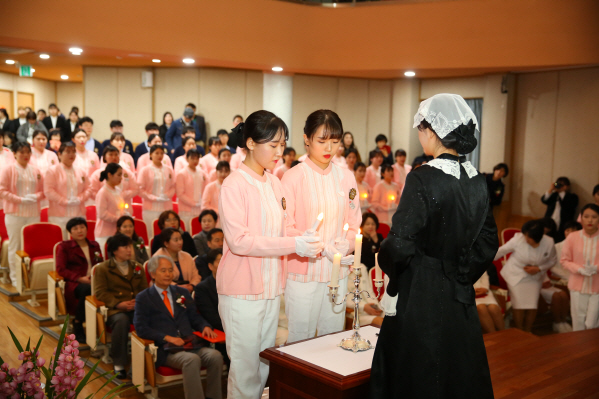 8일 와이즈유 간호학과 학생들이 나이팅게일 선서식에 참여하고 있다./사진제공=와이즈유 영산대학교