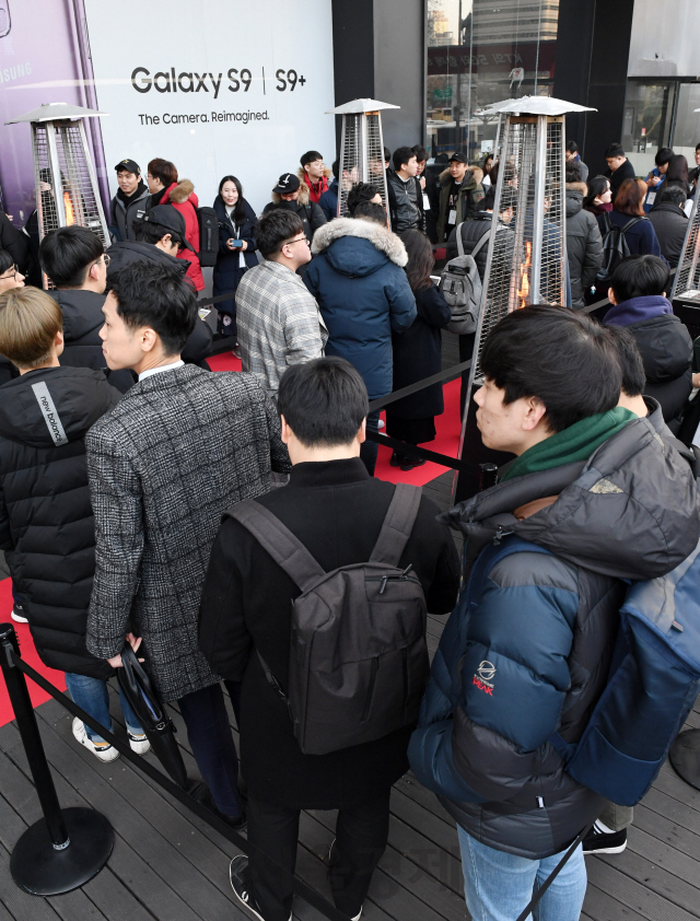 9일 오전 서울 광화문 KT에서 열린 갤럭시 S9 사전 개통행사에서 고객들이 줄을 서서 시작을 기다리고 있다. /권욱기자