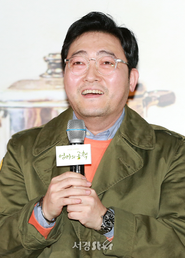 배우 이준혁이 9일 오후 서울 용산구 CGV 용산아이파크몰에서 열린 영화 ‘엄마의 공책(감독 김성호)’ 언론시사회에 참석하고 있다.