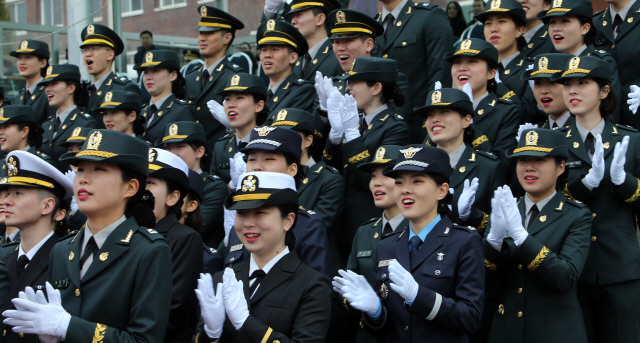 9일 대전 유성구 국군간호사관학교에서 열린 제58기 졸업식 및 임관식에서 졸업생도들이 박수를 치고 있다. 이날 소위로 임관된 신임 간호장교는 모두 78명으로 여성이 70명이고 남성은 8명이다. /대전=연합뉴스
