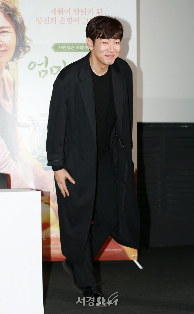 배우 이종혁이 9일 오후 서울 용산구 CGV 용산아이파크몰에서 열린 영화 ‘엄마의 공책(감독 김성호)’ 언론시사회에 참석해 인사를 하고 있다.