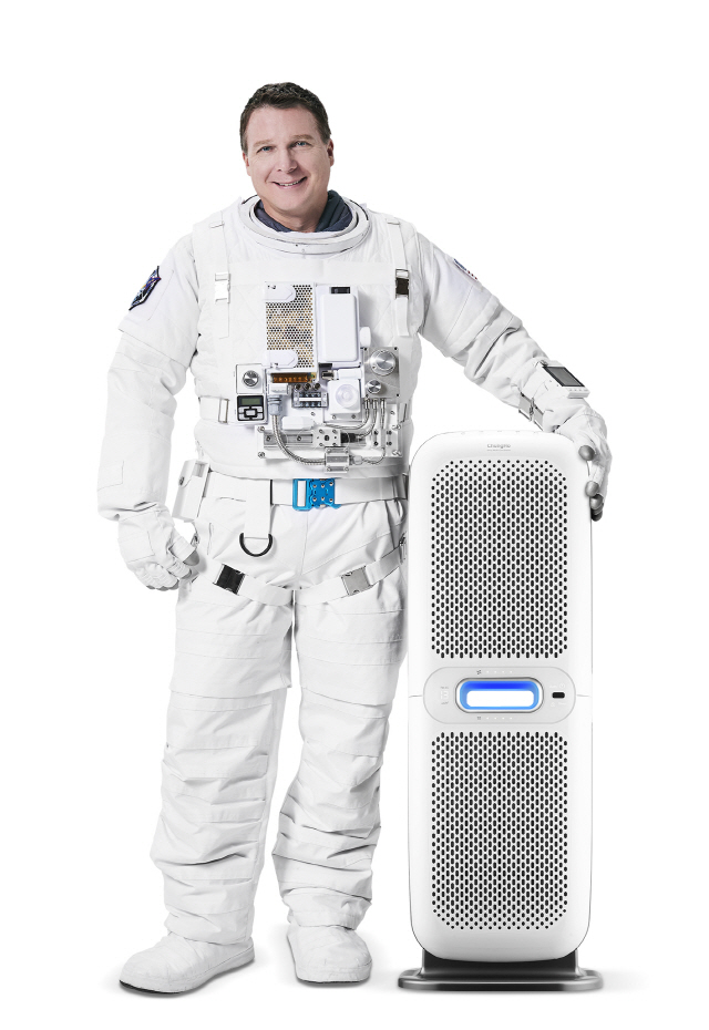 청호나이스의 모델인 테리 버츠 전 미국 항공우주국(NASA) 우주비행사가 ‘6Way 멀티순환 공기청정기’를 소개하고 있다. /사진제공=청호나이스