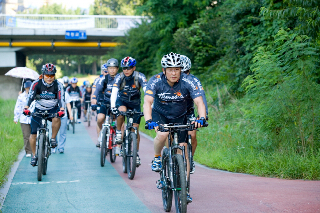 구자열(맨 앞) LS그룹 회장이 사내 자전거 동호회 직원들과 함께 자전거를 타고 있다. /사진제공=LS그룹