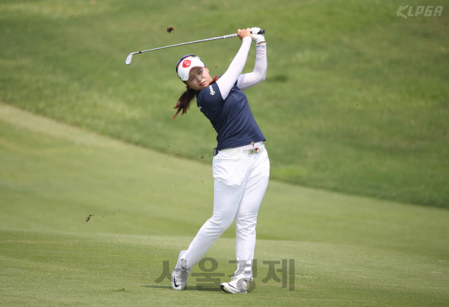 아이언 샷 하는 최혜진. /사진제공=KLPGA