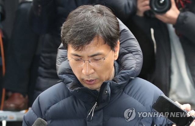 검찰, 안희정 오피스텔 사흘째 압수수색…“CCTV 영상 복사에 시간 걸려”