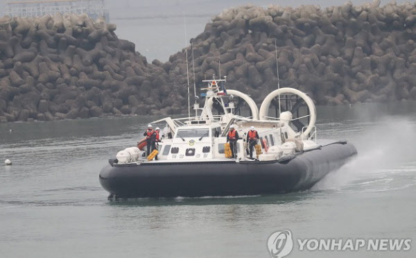 지난 12월 3일 오전 인천시 웅진군 영흥면 진두항에서 해경들이 영흥대교 인근 해상에서 전복된 낚시배 승객 구조·수색작업을 하고 있다./연합뉴스