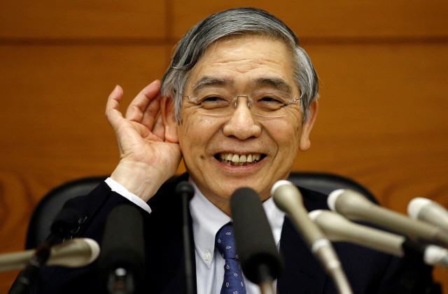 구로다 하루히코 일본은행(BOJ) 총재가 9일 도쿄 BOJ 본부에서 금융정책결정회의 후 기자회견을 열고 질문을 들으며 활짝 웃고 있다.    /도쿄=로이터연합뉴스