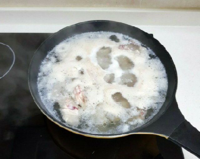 깨끗이 씻은 닭을 물에 담가 푹 끓여야 미처 걸러내지 못한 불순물을 잡아낼 수 있다.