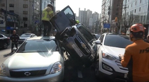 서울 신촌로터리서 차량 4대 추돌 사고…5명 부상