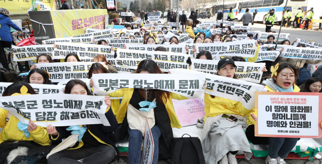 1일 오후 서울 종로구 일본대사관 앞에서 열린 3.1절 99주년 청년학생 친일청산 행동의 날 행사에서 참가자들이 문제 해결을 촉구하는 구호를 외치고 있다./사진=연합뉴스