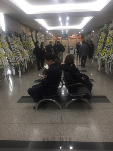 서울 광진구 건국대 장례식장에 마련된 조씨 빈소에서 조문객들이 차례를 기다리고 있다. /유동현기자