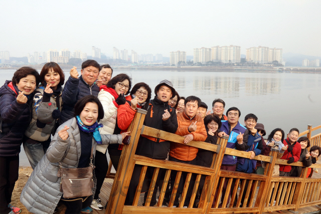 정찬민 용인시장이 주민들과 함게 기흥호수공원 둘레길을 점검한후 기념촬영을 하고 있다. /사진제공=용인시청