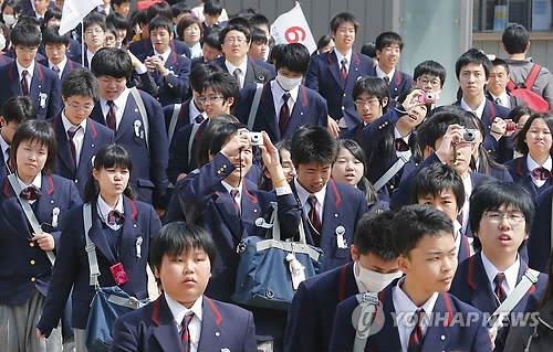 일본 정부는 결혼 가능 연령을 남성 18세 이상, 여성 16세 이상으로 규정한 조항을 변경해 남녀 모두 18세 이상으로 하는 민법개정안을 13일 국무회의에서 결정할 예정이다. 사진은 일본 고교생들이 수학여행 중인 모습이다./사진=연합뉴스