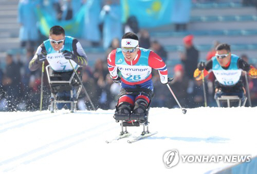 11일 강원도 평창 바이애슬론센터에서 열린 2018평창패럴림픽 크로스컨트리 남자 15km 좌식경기에서 한국 신의현(가운데)이 코스를 달리고 있다./사진=연합뉴스