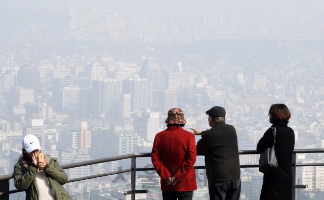 서울지역 미세먼지 농도가 나쁨을 나타낸 11일 오전 서울 남산타워에서 바라본 서울 도심이 미세먼지에 갇혀 있다./권욱기자