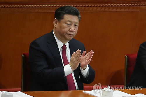 시진핑 중국 국가주석이 9일(현지시간) 베이징 인민대회당에서 열린 제13기 전국인민대표대회(전인대) 1차회의 제2차 전체회의에 참석, 박수를 치고 있다./사진=연합뉴스
