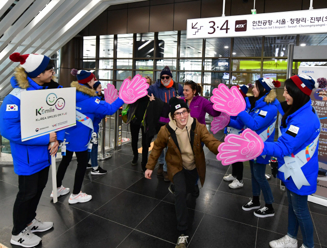 지난 10일 강원도 강릉역 일대에서 내외국인을 대상으로 평창동계패럴림픽 맞이 환대캠페인에 나선 한국방문위원회 대학생 미소국가대표들이 강릉을 방문하는 외국인 관광객들을 하이터치 이벤트로 환영하고 있다. /사진제공=한국방문위원회