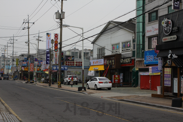 군산 2산업단지 인근에 위치한 소룡동 먹자골목. 점심시간임에도 먹자골목을 찾는 근로자들은 거의 눈에 띄지 않았다. /군산=서민우기자