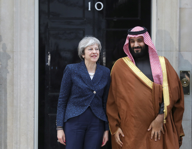 지난 7일(현지시간) 영국 런던 다우닝가에 있는 총리 관저에서 테리사 메이(왼쪽) 총리가 영국을 방문한 무함마드 빈 살만 사우디아라비아 왕세자를 맞이하고 있다.  /런던=로이터연합뉴스