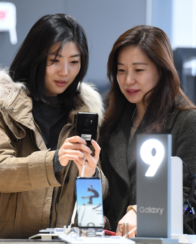 지난 9일 서울 광화문 KT에서 열린 ‘갤럭시 S9 사전 개통행사’에 참가한 고객들이 제품을 살펴보고 있다. /권욱기자