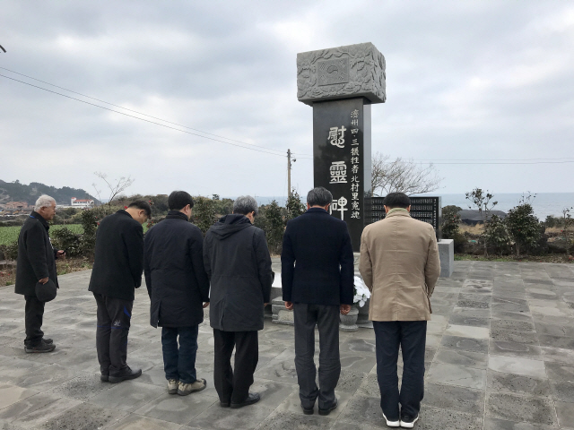 4·3 당시 500명 가까이 학살된 제주 ‘너븐숭이’ 마을의 위령탑에서 참배객들이 지난 9일 머리숙여 희생자를 추모하고 있다.  /제주=고광본 선임기자