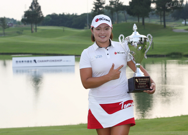 장하나가 11일 KLPGA 투어 한국투자증권 챔피언십에서 우승을 차지한 뒤 트로피를 들고 포즈를 취하고 있다.  /사진제공=KLPGA