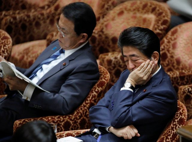 아베 신조(오른쪽) 일본 총리. /로이터연합뉴스
