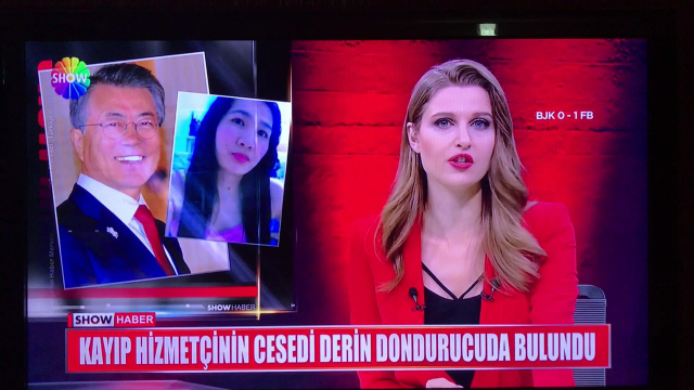 지난달 25일 터키 쇼TV 뉴스의 필리핀 가사도우미 피살사건 리포트 화면 캡처 이미지. 이 방송은 문 대통령 사진을 피살자 생전 모습과 함께 편집, 살인 용의자의 모습인 것처럼 보도했다. /연합뉴스