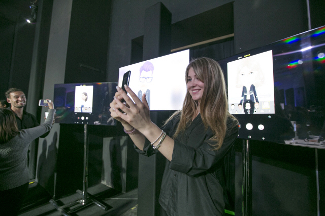 관람객이 8일(현지시간) 멕시코 멕시코시티 빅토리아호텔에서 열린 갤럭시 S9시리즈 공개 행사에서 갤럭시 S9의 AR(증강현실) 이모지 기능을 체험해보고 있다. /사진제공=삼성전자
