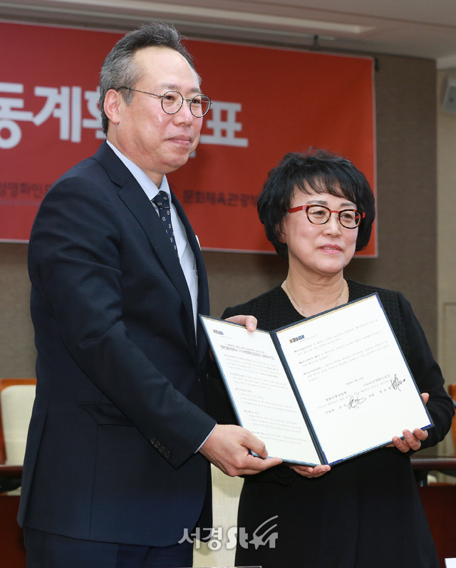 영화진흥위원회 오석근 위원장, 사단법인 여성영화인모임 채윤희 대표가 12일 오후 서울 중구 한국프레스센터에서 열린 ‘한국영화성평등센터 든든 개소 기념 행사에 참석해 MOU 체결 후 포즈를 취하고 있다.