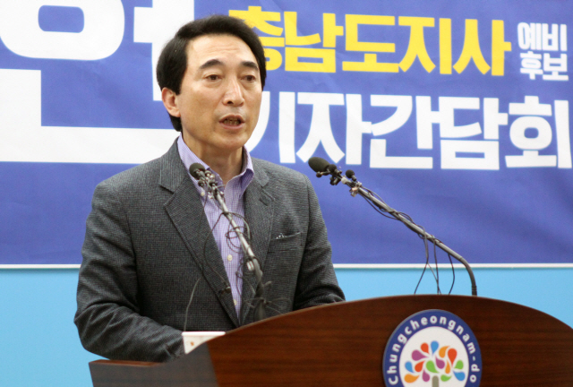 안희정 전 충남지사의 성폭행 의혹 이후 선거 운동을 중단했던 박수현 충남지사 예비후보가 12일 기자회견을 열고 선거운동 재개를 선언하고 있다./연합뉴스