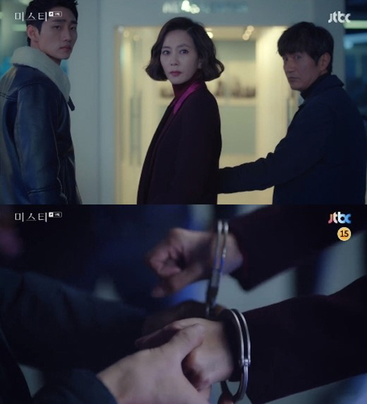 JTBC 드라마 ‘미스티’의 한 장면. JBC 간판 아나운서 고혜란(김남주 분)이 살인 혐의로 검찰 수사관들에게 긴급체포되고 있다. /사진제공=JTBC