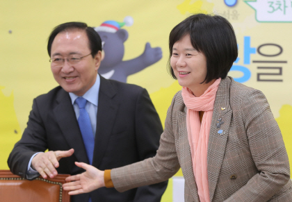 정의당 이정미 대표가 12일 오전 국회에서 열린 상무위원회에 참석하며 노회찬 원내대표와 인사를 나누고 있다. /연합뉴스