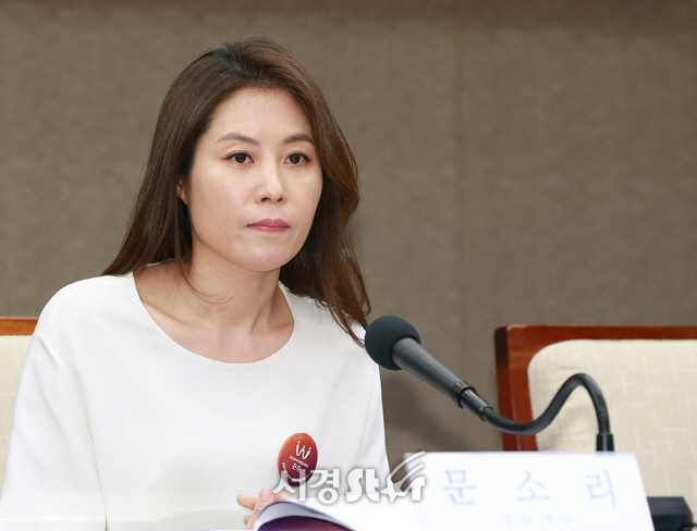 배우 문소리가 12일 오후 서울 중구 한국프레스센터에서 열린 ‘한국영화성평등센터 든든 개소 기념 행사에 참석하고 있다.