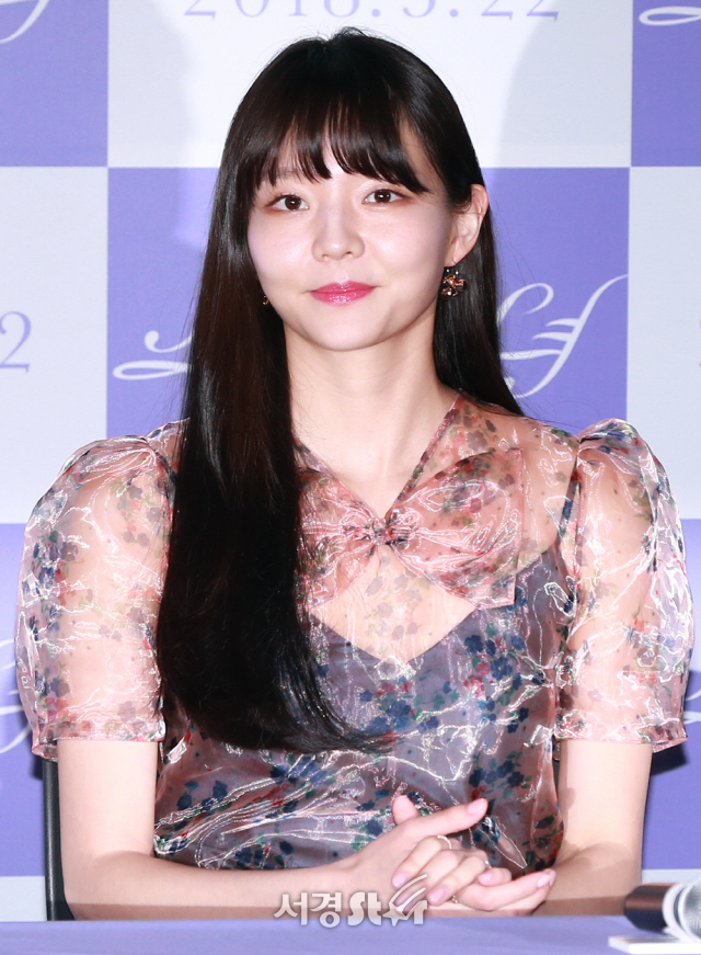 배우 이솜이 12일 오후 서울 용산구 CGV 용산아이파크몰에서 열린 영화 ‘소공녀’ 언론시사회에 참석하고 있다.