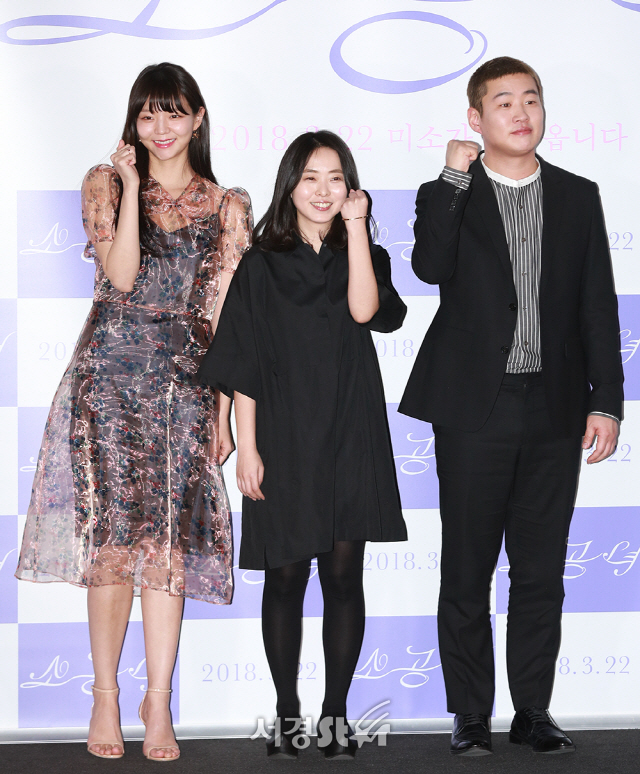 배우 이솜, 감독 전고운, 안재홍이 12일 오후 서울 용산구 CGV 용산아이파크몰에서 열린 영화 ‘소공녀’ 언론시사회에 참석해 포토타임을 갖고 있다.