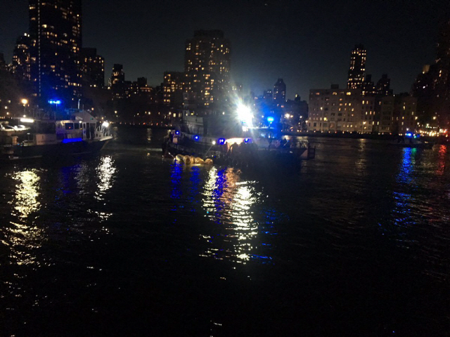 뉴욕 경찰이 11일(현지시간) 이스트강에서 헬리콥터가 추락한 현장을 수색하고 있다. /뉴욕=AP연합뉴스