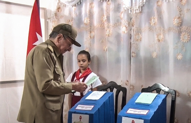 형인 피델 카스트로와 쿠바를 지난 59년간 철권통치해온 라울 카스트로 쿠바 국가평의회 의장이 11일(현지시간) 산티아고 데쿠바에서 인민권력국가회의(국회) 선거 투표를 하고 있다. /산티아고=AFP연합뉴스