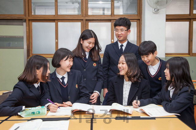 지난해 3월 서울 북서울중학교에서 열렸던 삼성드림클래스 주중·주말교실에 참가한 중학생과 대학생 강사가 수업 중 환하게 웃고 있다./사진제공=삼성전자