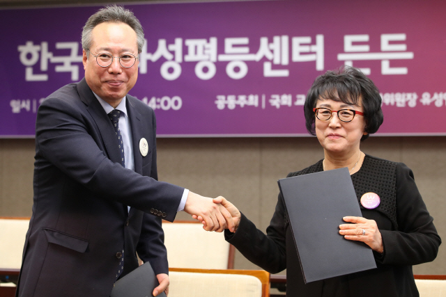 채윤희 여성영화인모임 대표(오른쪽)와 오석근 영화진흥위원장이 12일 오후 서울 중구 한국프레스센터에서 열린 한국영화성평등센터 든든 개소 기념행사 및 영화계 성평등 환경 조성을 위한 성폭력·성희롱 실태조사 결과 발표 토론회에서 사업 운영 MOU 체결식을 갖고 있다.  /사진=연합뉴스