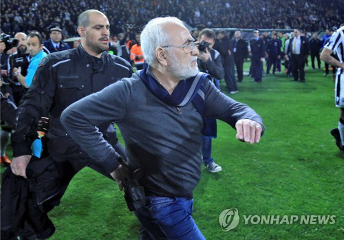 ‘심판 판정에 불만’ 그리스 프로축구 구단주, 권총 차고 경기장 난입