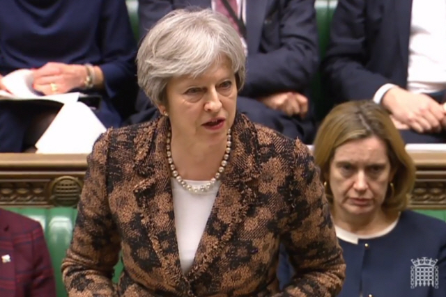 테리사 메이 영국 총리가 12일(현지시간) 런던 웨스트민스터 의사당에서 의원들의 질의에 답하고 있다.    /런던=AFP연합뉴스