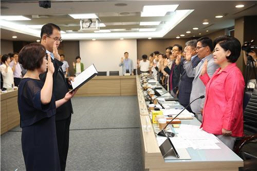 서초구 공무원들이 청념실천 결의를 하는 모습/서초구 제공=연합뉴스