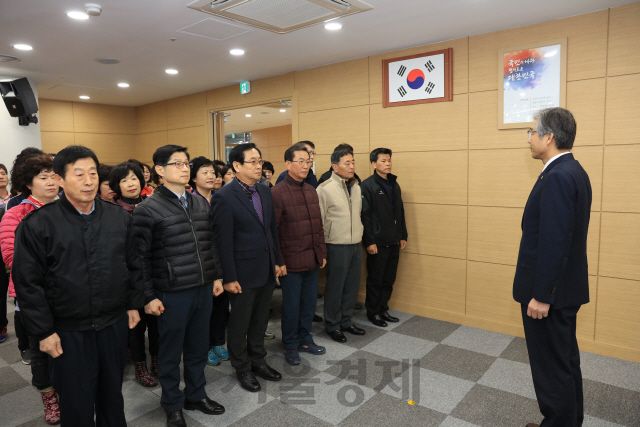 13일 경남과학기술대 대회의실에서 정규직 전환 근로자들이 임명장을 받기전에 김남경 총장과 인사를 나누고 있다. /사진제공=경남과기대