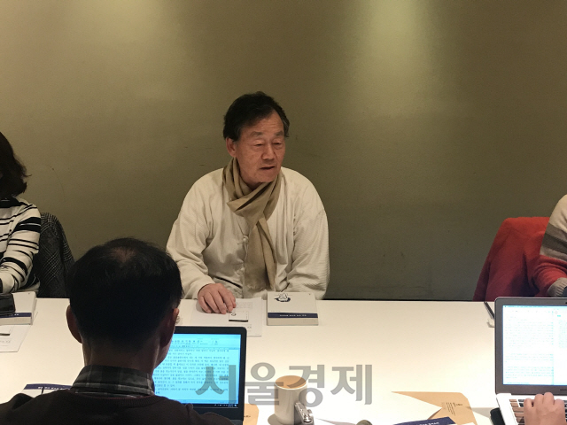 소설가 한승원이 13일 오후 서울 중구의 한 식당에서 산문집 출간을 기념해 열린 간담회에서 취재진의 질문에 답하고 있다.