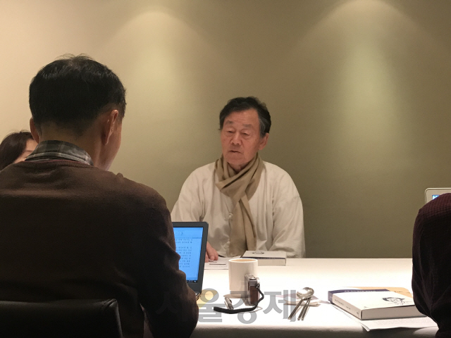 소설가 한승원이 13일 오후 서울 중구의 한 식당에서 산문집 출간을 기념해 열린 간담회에서 취재진의 질문에 답하고 있다.