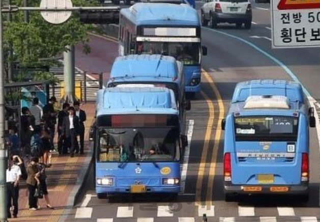 시내버스들이 서울 시내를 운행하고 있다. /서울경제DB